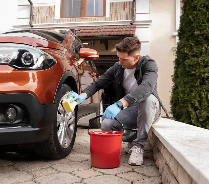 Lavage auto à domicile Ercé-près-Liffré : professionnel intervenant sur un véhicule